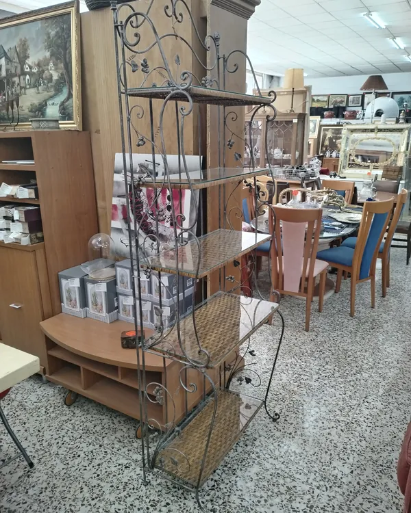 Estantería rústica de hierro forjado con detalles de vid y ratán