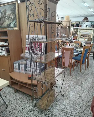 Estantería rústica de hierro forjado con detalles de vid y ratán - miniatura 2