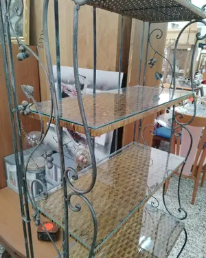 Estantería rústica de hierro forjado con detalles de vid y ratán - miniatura 3