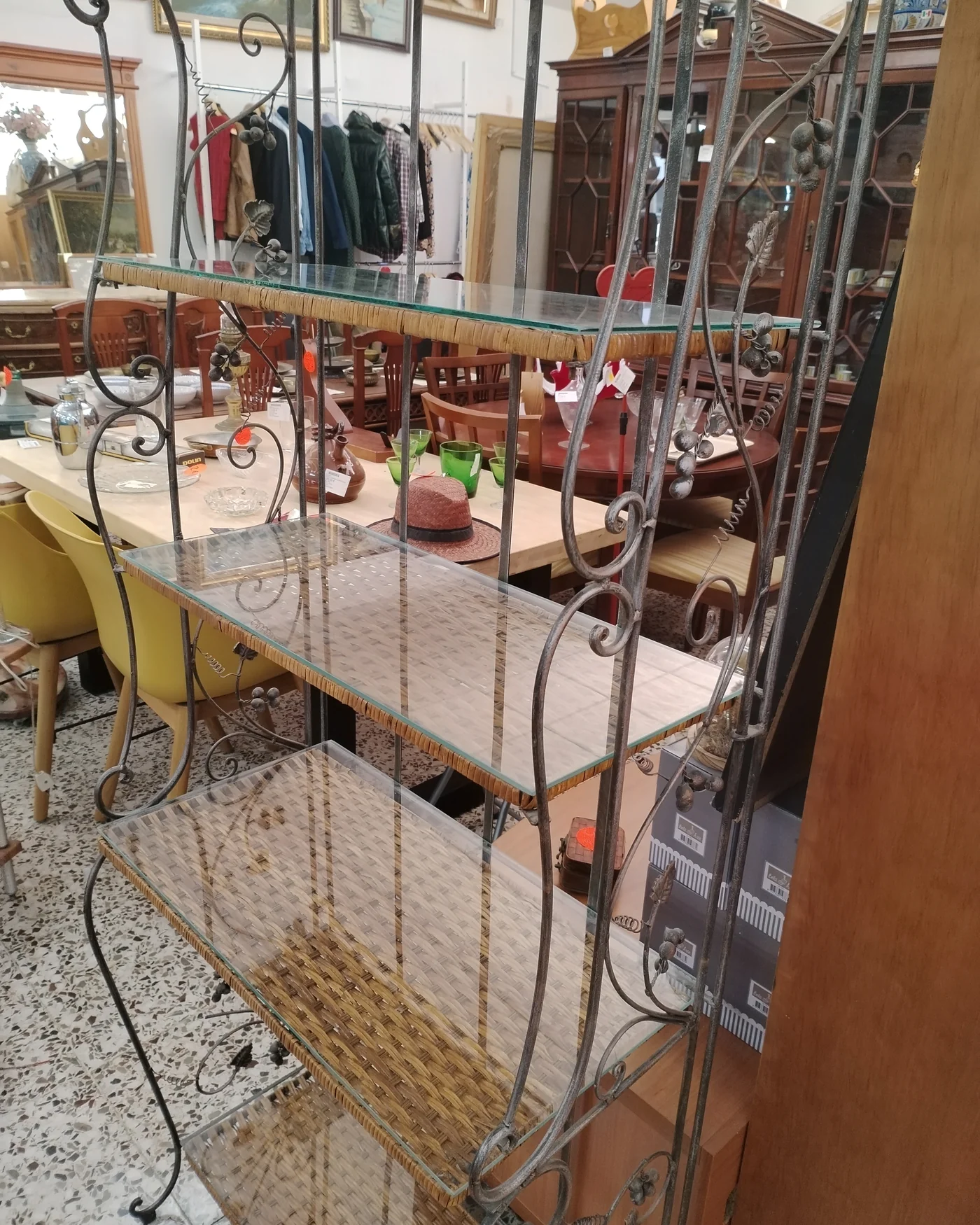 Estantería rústica de hierro forjado con detalles de vid y ratán - imagen 4