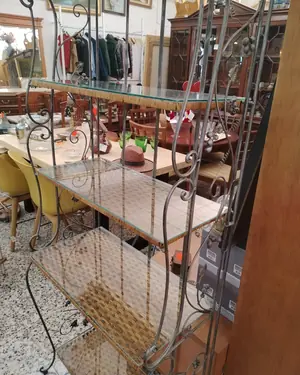 Estantería rústica de hierro forjado con detalles de vid y ratán - miniatura 4