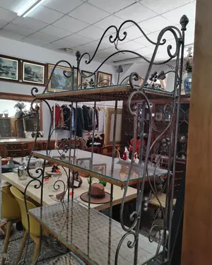Estantería rústica de hierro forjado con detalles de vid y ratán - miniatura 5