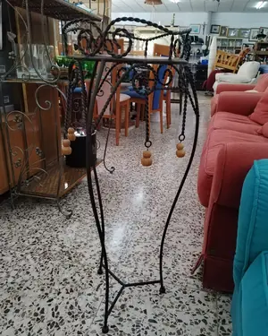 Mesa auxiliar de pie de hierro forjado con detalles decorativos - miniatura 2