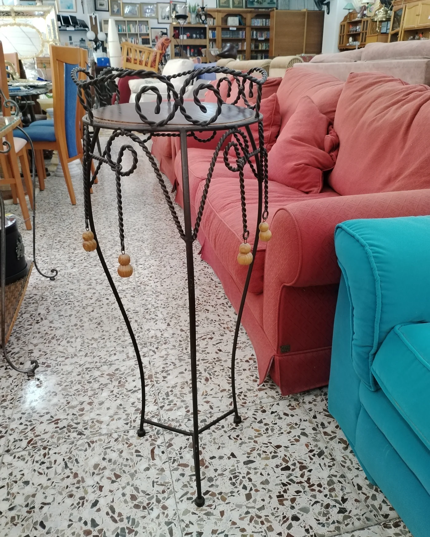 Mesa auxiliar de pie de hierro forjado con detalles decorativos - imagen 3