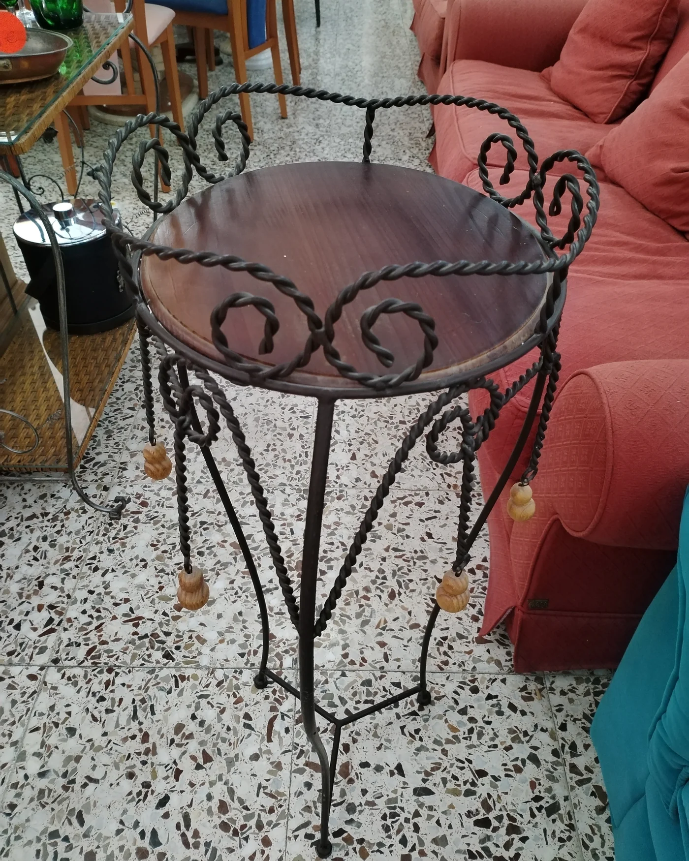 Mesa auxiliar de pie de hierro forjado con detalles decorativos - imagen 4