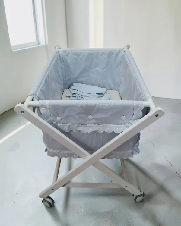 Minicuna para bebé con ruedas y colchón