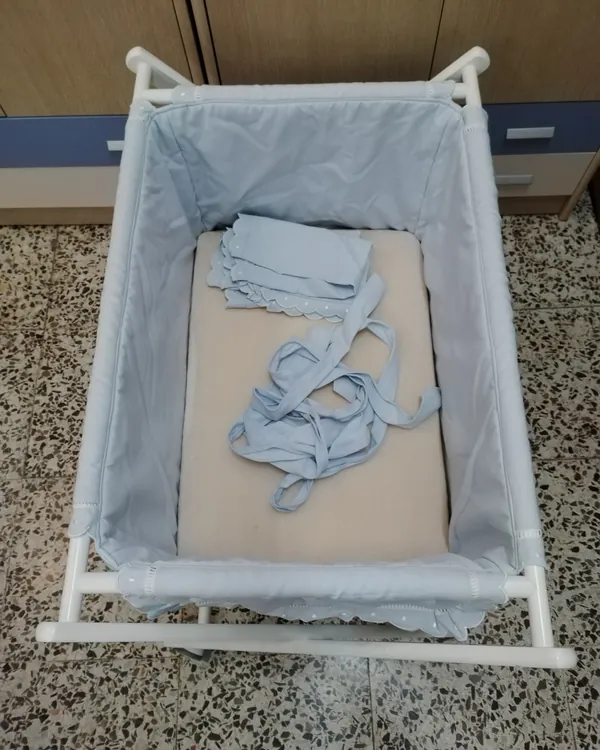 Minicuna para bebé con ruedas y colchón