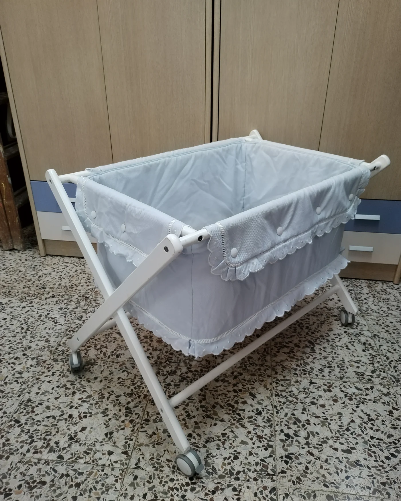 Minicuna para bebé con ruedas y colchón - imagen 3