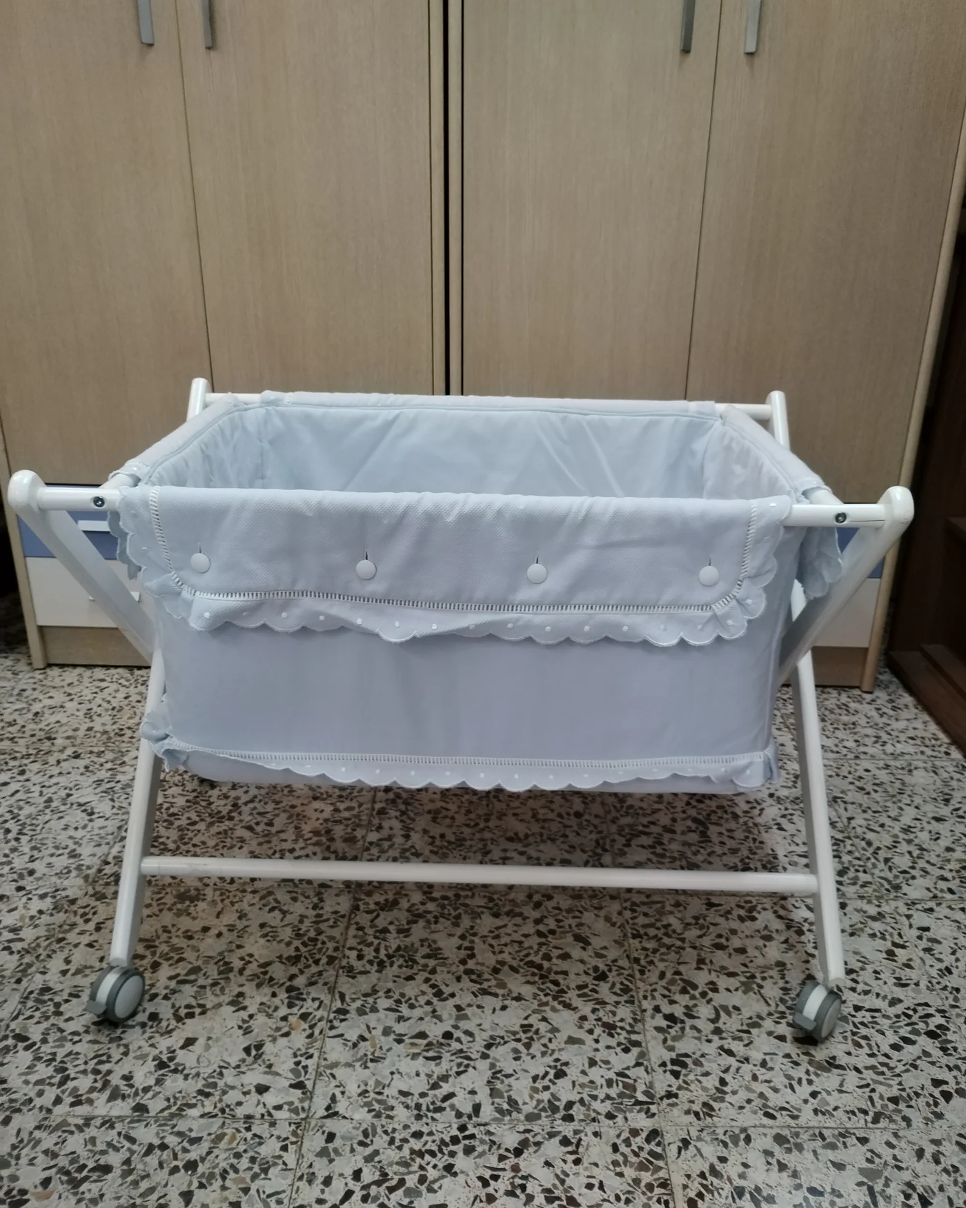 Minicuna para bebé con ruedas y colchón - imagen 4
