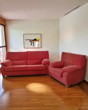 Sofá de 2 plazas y sillón Fama en tela roja - miniatura 1