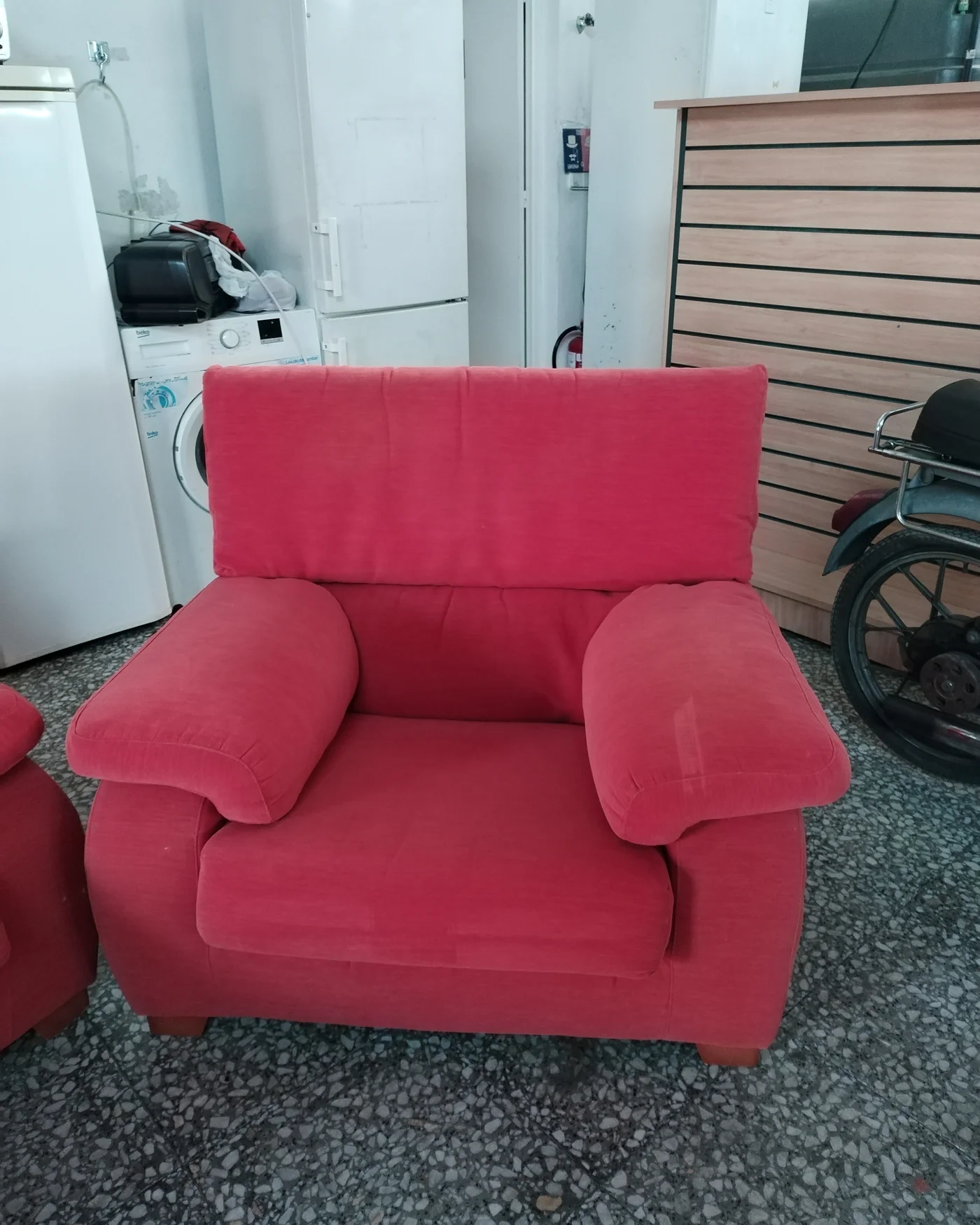 Sofá de 2 plazas y sillón Fama en tela roja - imagen 2