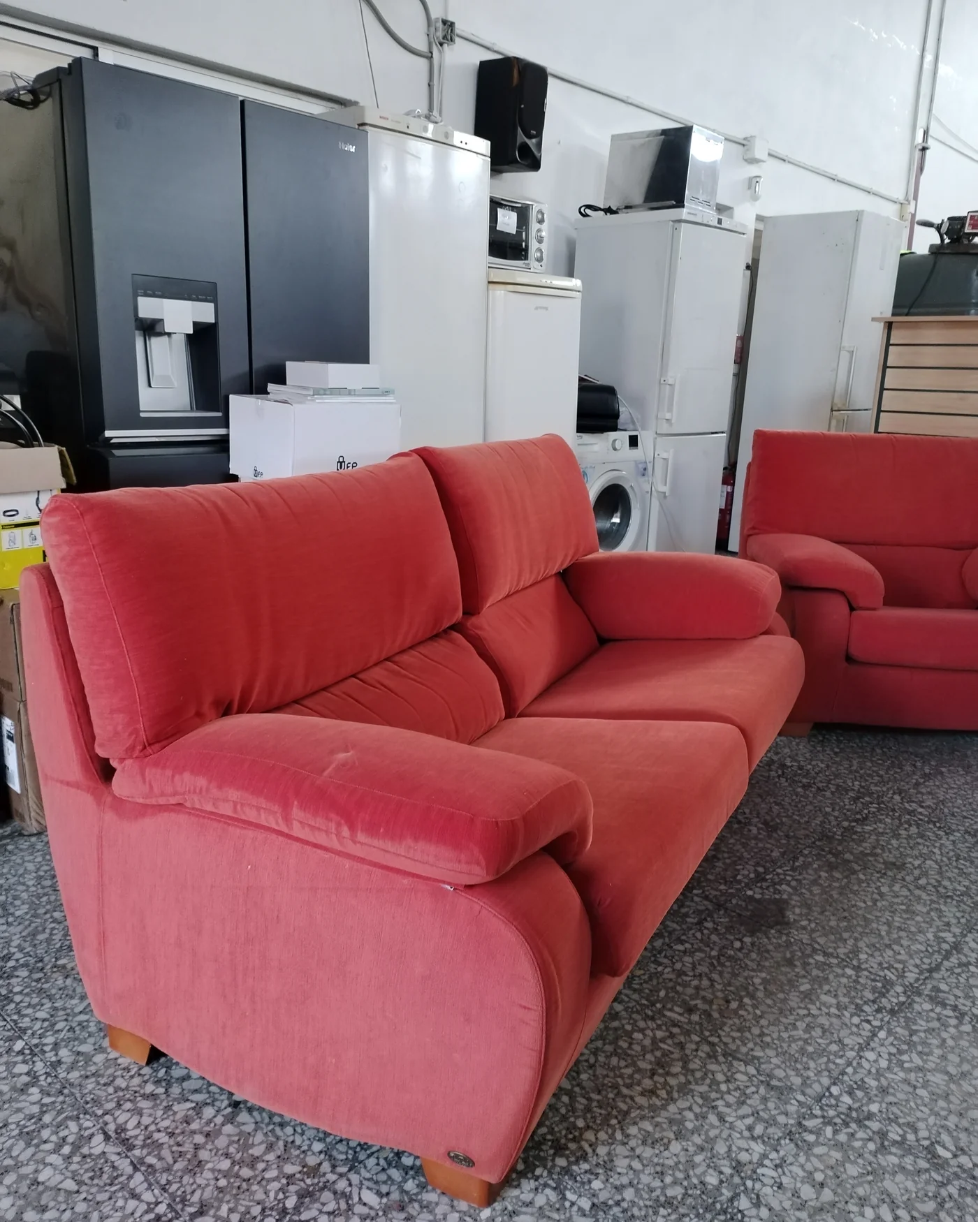 Sofá de 2 plazas y sillón Fama en tela roja - imagen 4