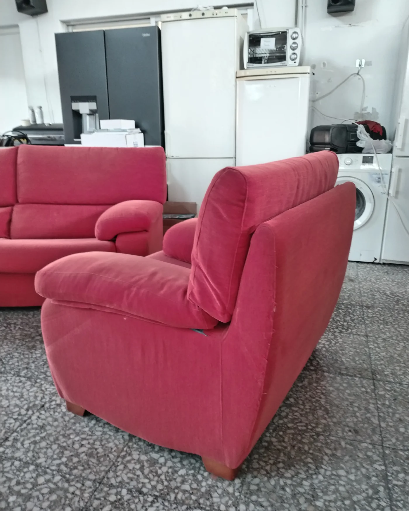 Sofá de 2 plazas y sillón Fama en tela roja - imagen 6
