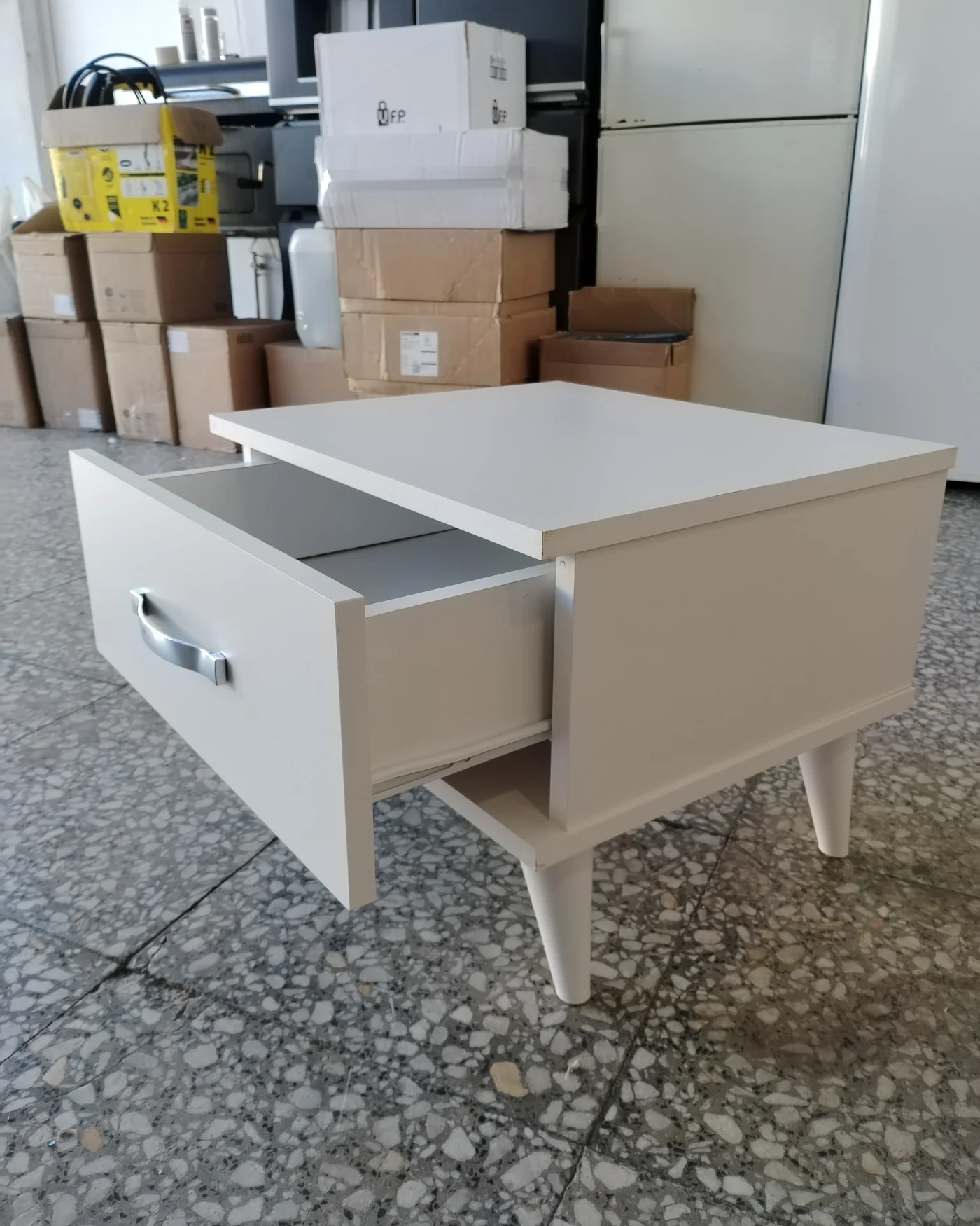Mesita de noche blanca con cajón y patas cónicas - imagen 4