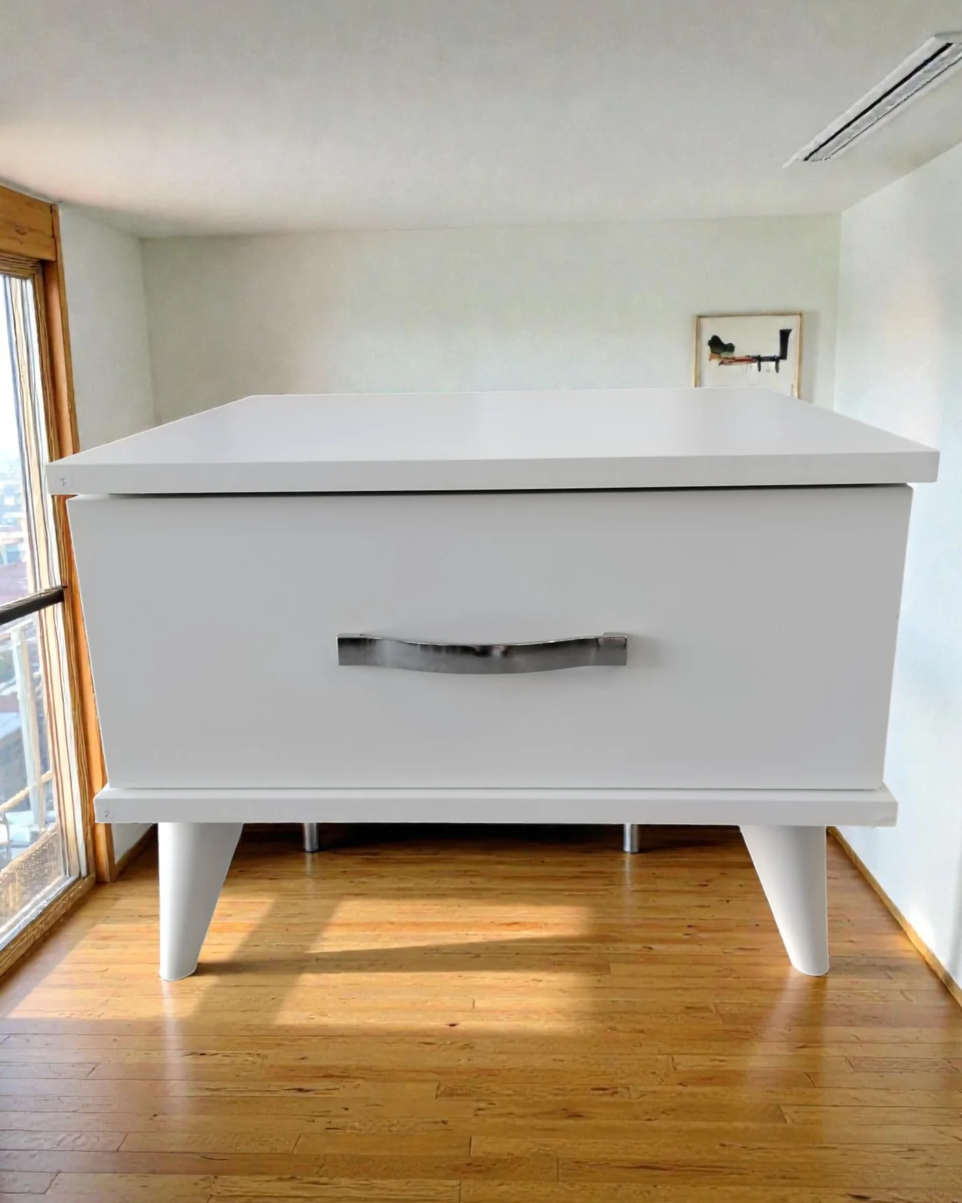 Mesita de noche blanca con cajón y patas cónicas - imagen 1