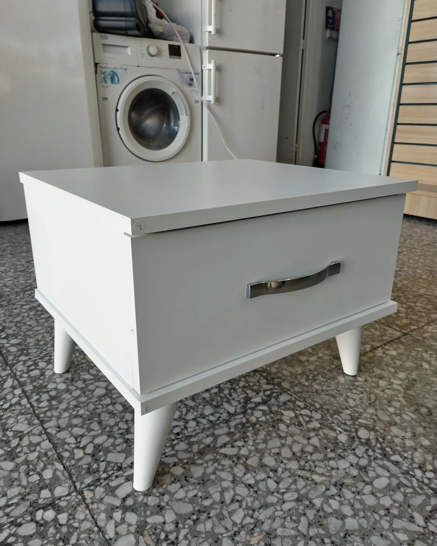 Mesita de noche blanca con cajón y patas cónicas - imagen 2