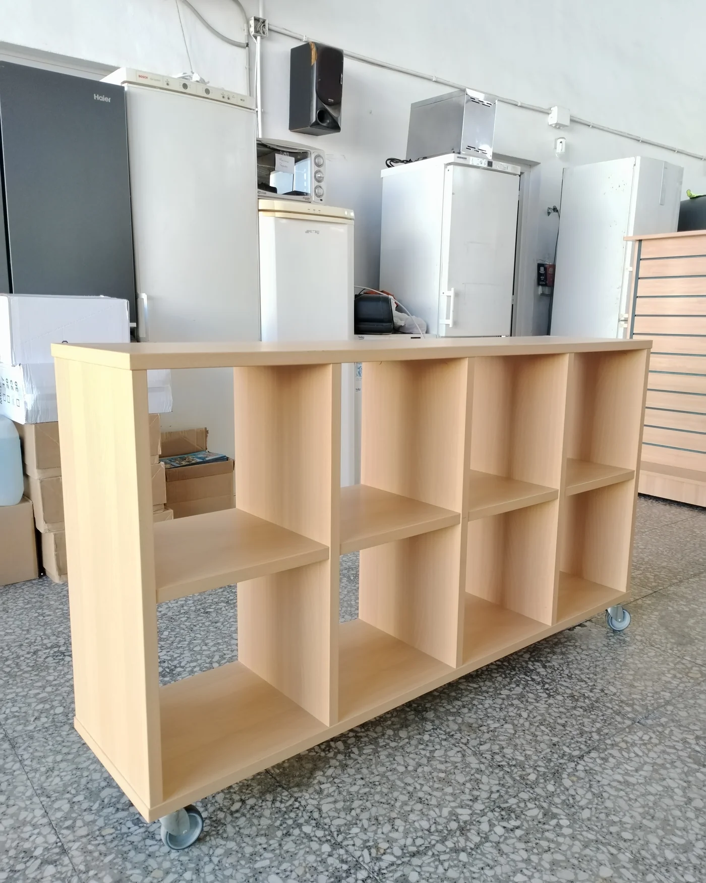 Estantería de madera clara con ruedas - imagen 2