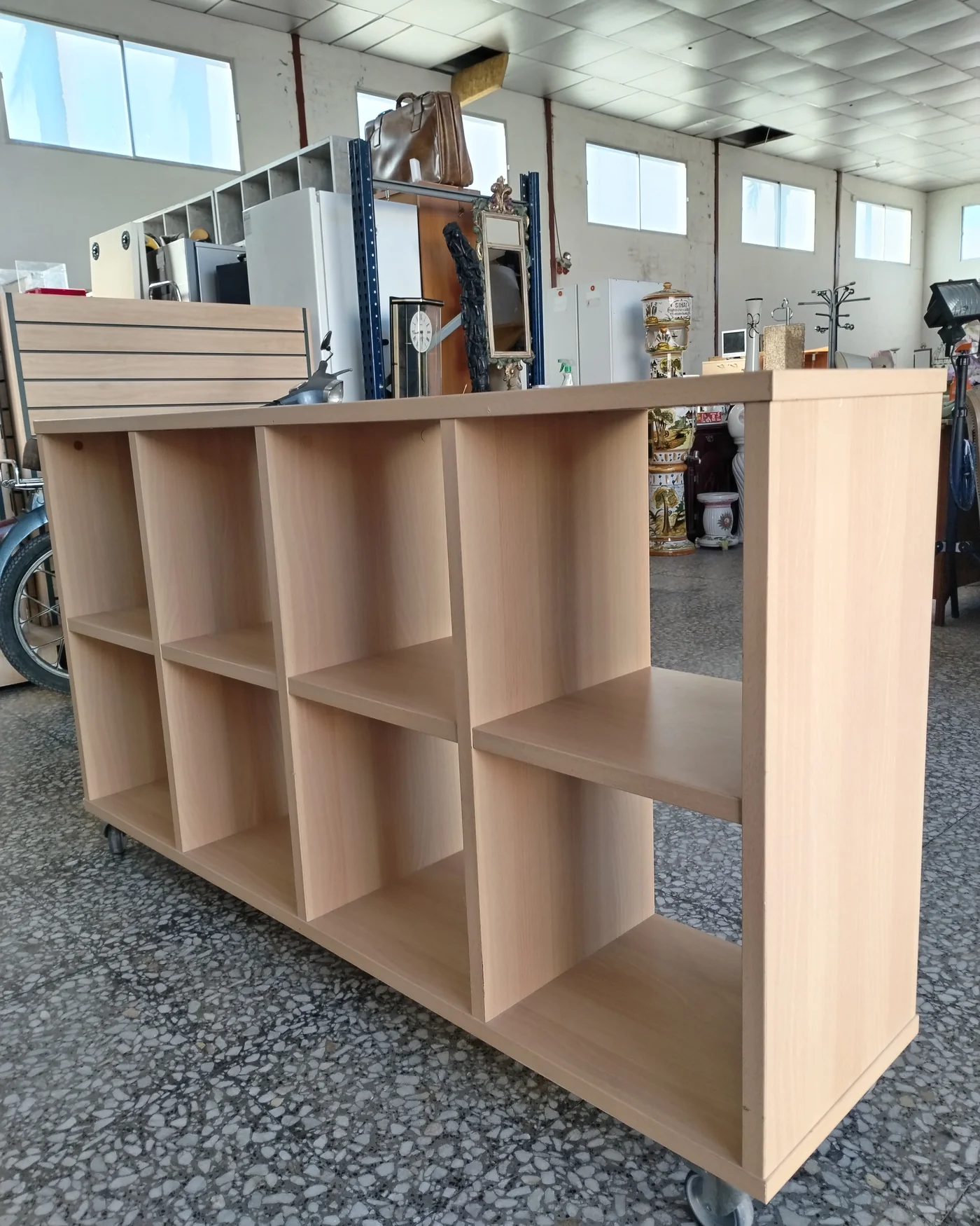 Estantería de madera clara con ruedas - imagen 4