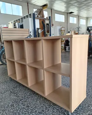 Estantería de madera clara con ruedas - miniatura 4