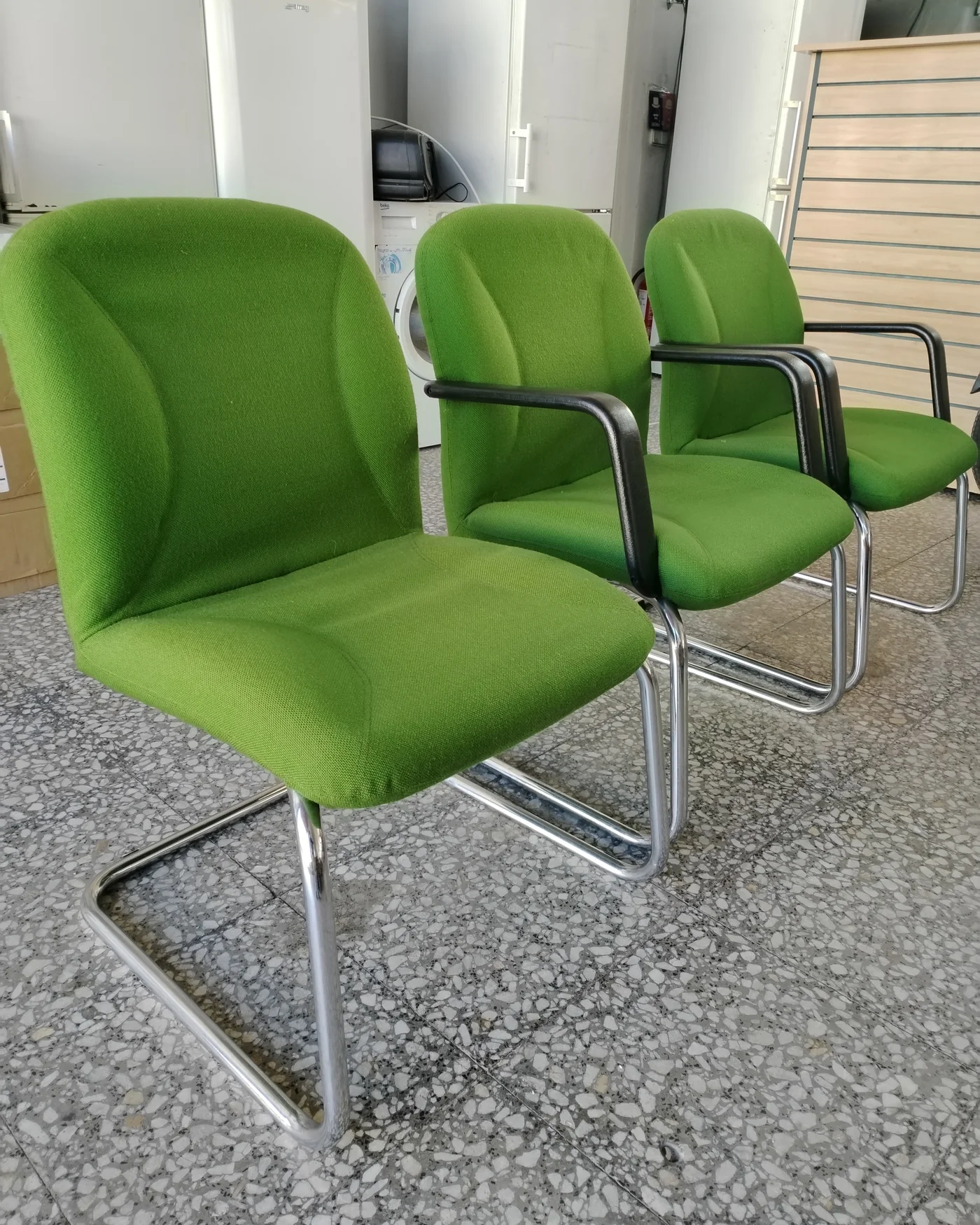 3 sillas de recepción vintage con estructura de metal cromado - imagen 3