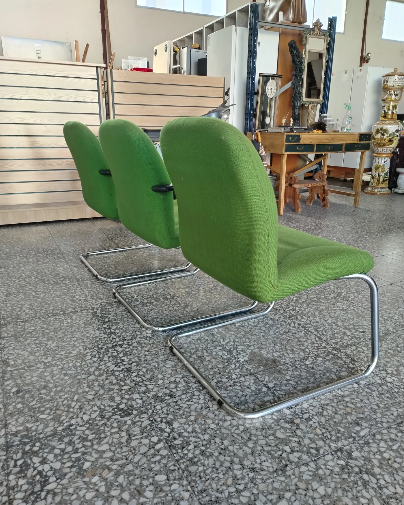 3 sillas de recepción vintage con estructura de metal cromado - imagen 4