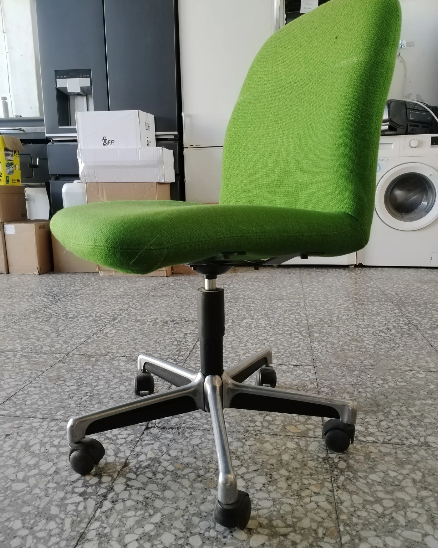 Silla de oficina operativa tapizada en verde - imagen 2