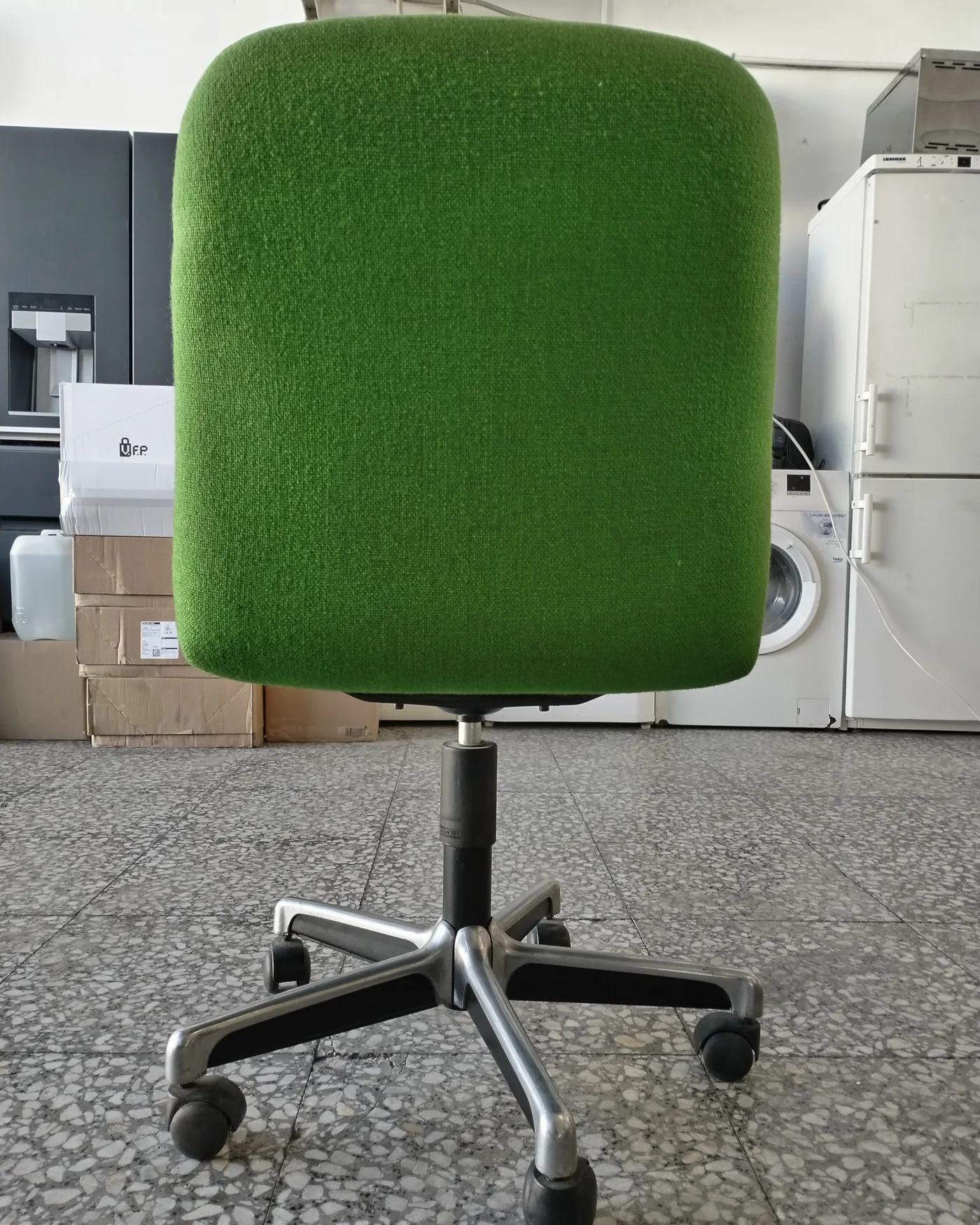 Silla de oficina operativa tapizada en verde - imagen 3