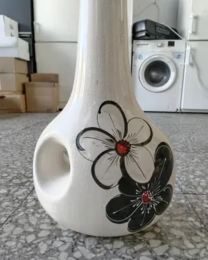 Jarrón decorativo de cerámica con motivos florales - miniatura 2