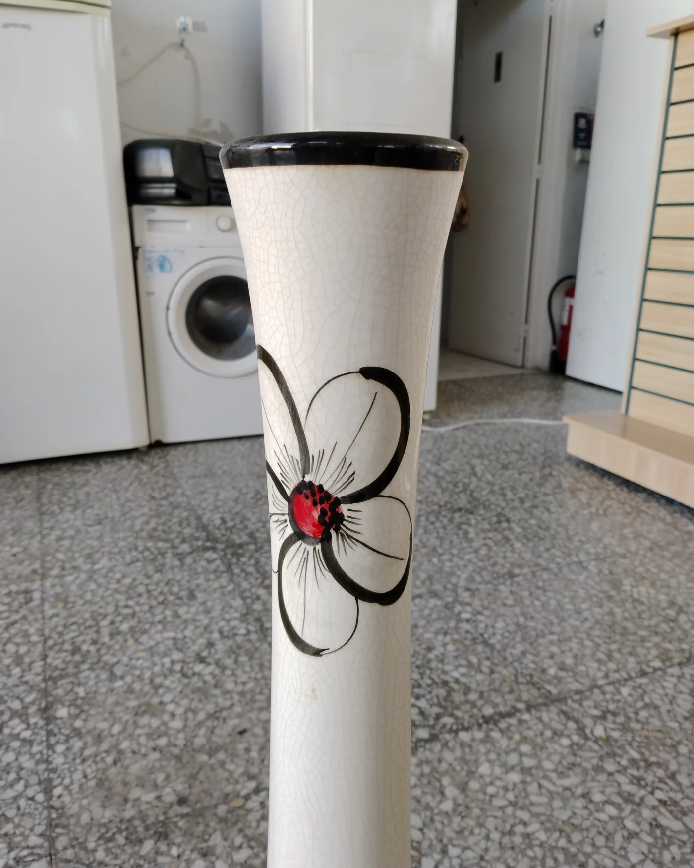 Jarrón decorativo de cerámica con motivos florales - imagen 3
