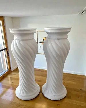 Par de pedestales de cerámica blanca con diseño de espiral - miniatura 1
