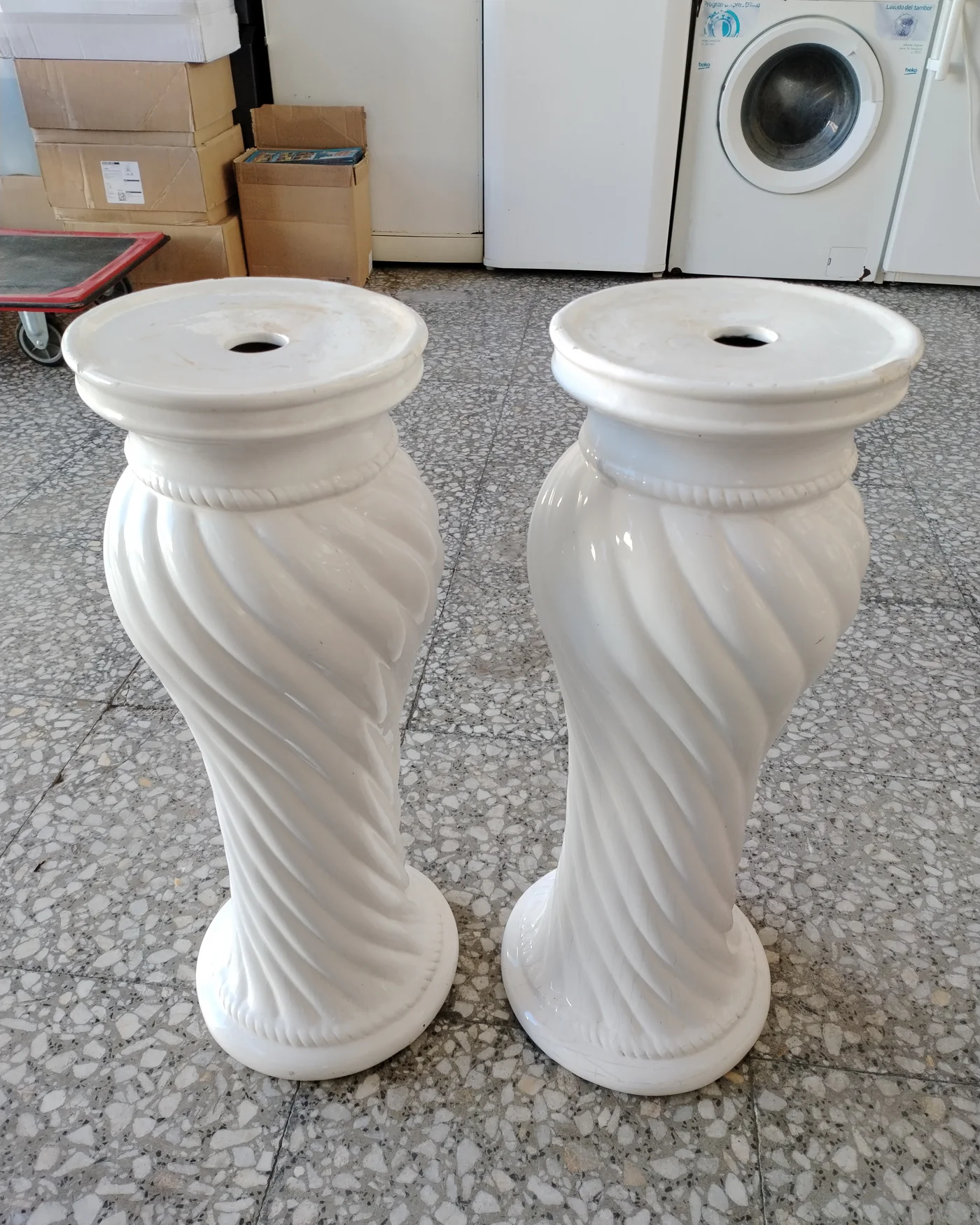 Par de pedestales de cerámica blanca con diseño de espiral - imagen 2