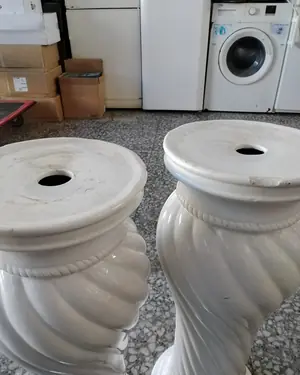 Par de pedestales de cerámica blanca con diseño de espiral - miniatura 3
