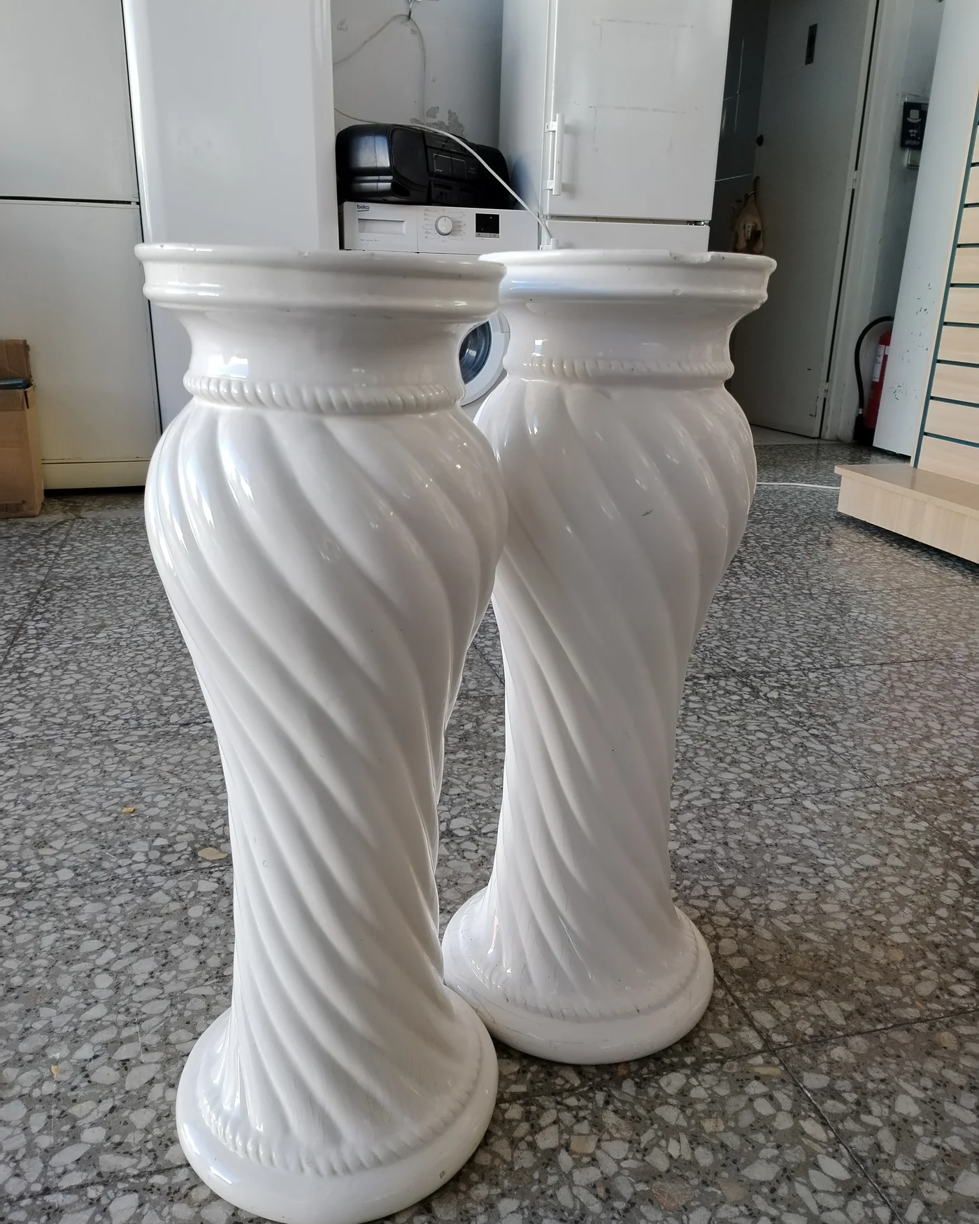 Par de pedestales de cerámica blanca con diseño de espiral - imagen 4