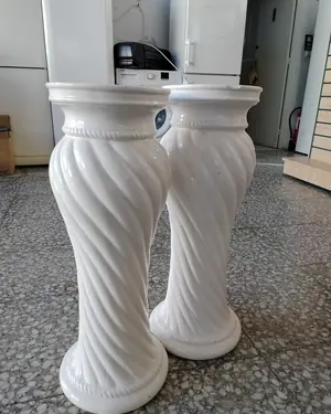 Par de pedestales de cerámica blanca con diseño de espiral - miniatura 4