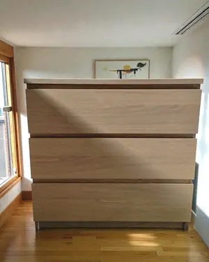 Cómoda de madera clara con tres cajones - miniatura 1
