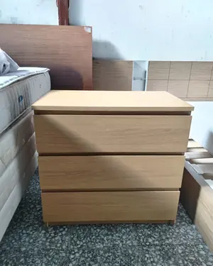 Cómoda de madera clara con tres cajones - miniatura 2
