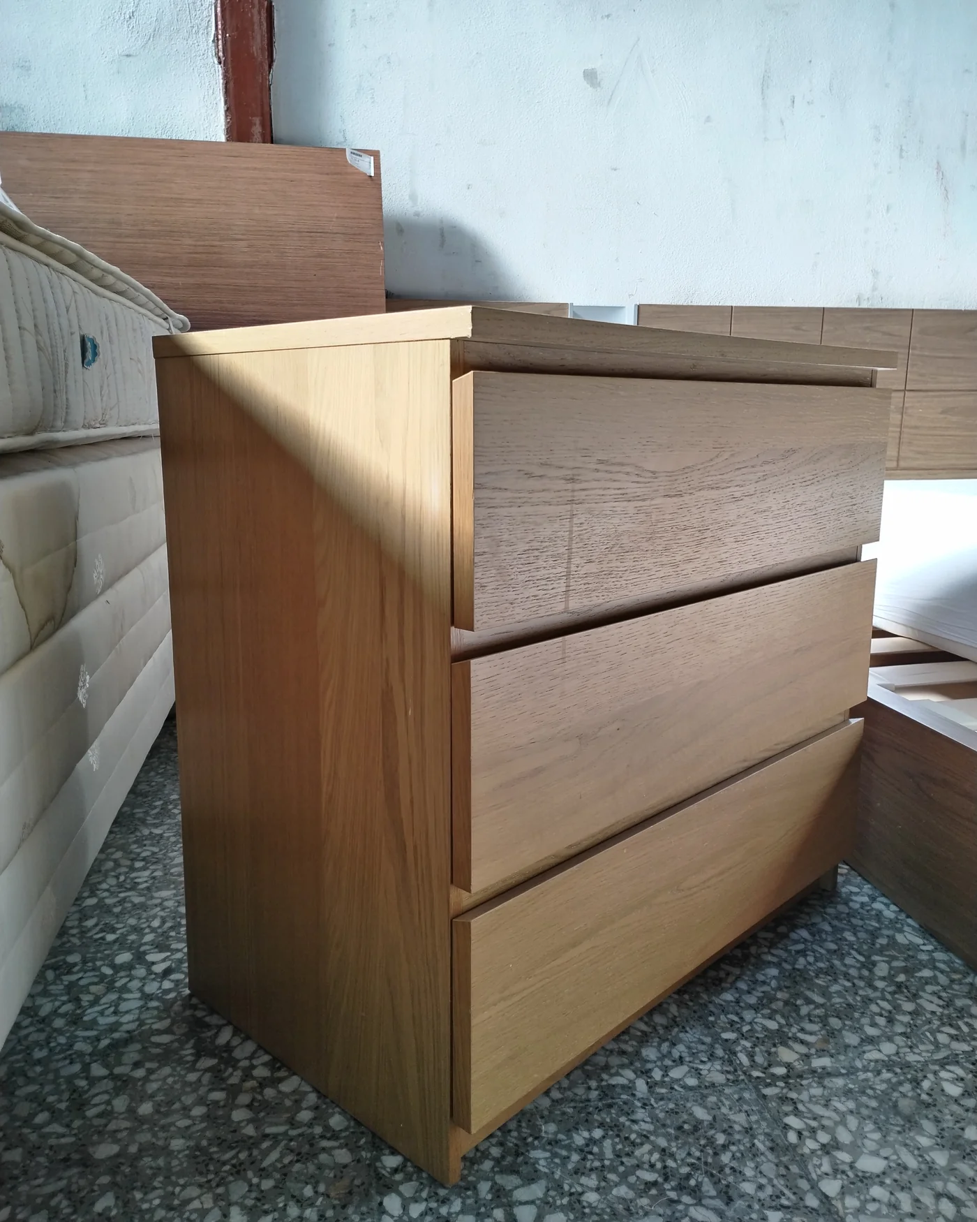 Cómoda de madera clara con tres cajones - imagen 3