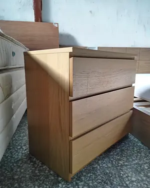 Cómoda de madera clara con tres cajones - miniatura 3