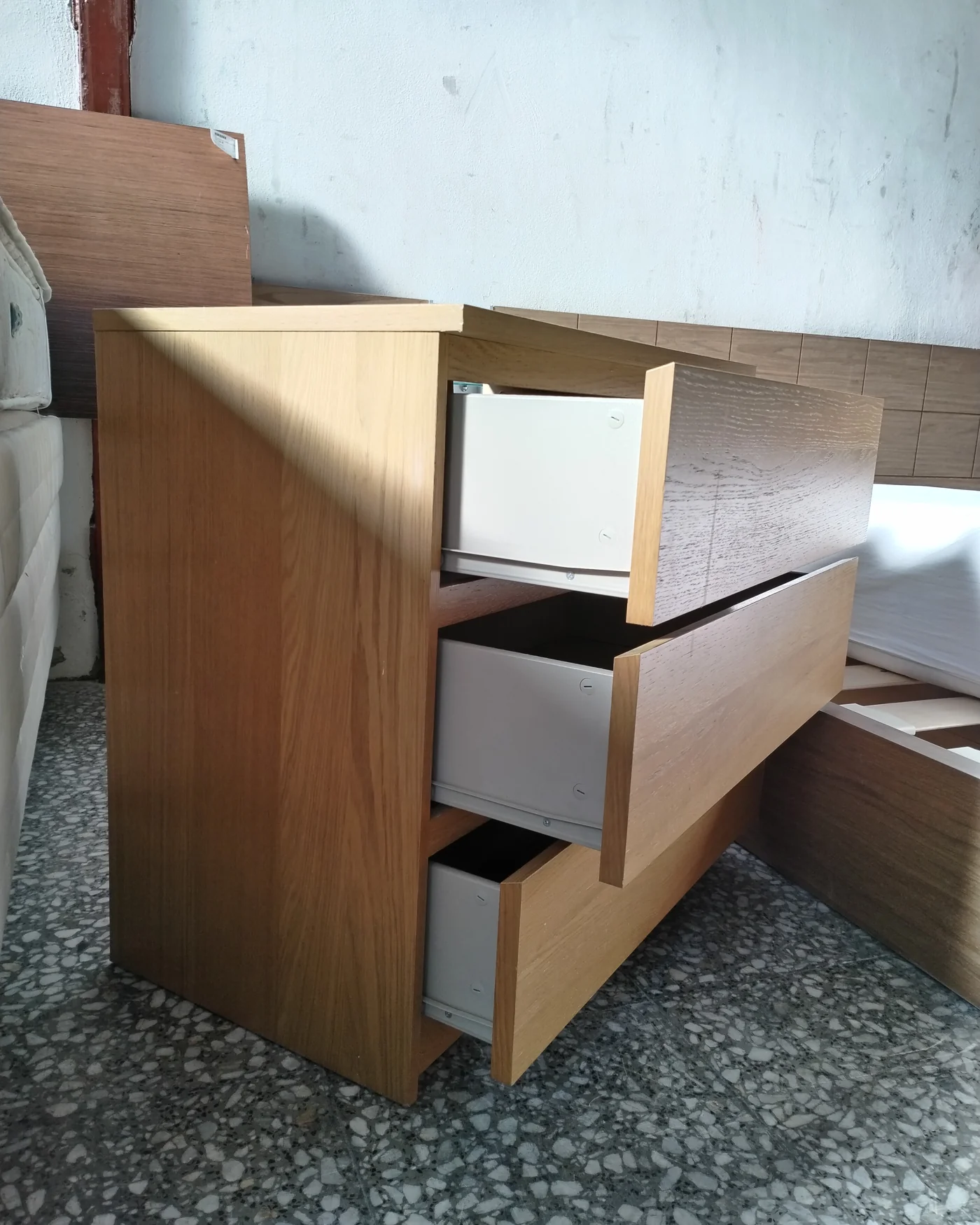 Cómoda de madera clara con tres cajones - imagen 4