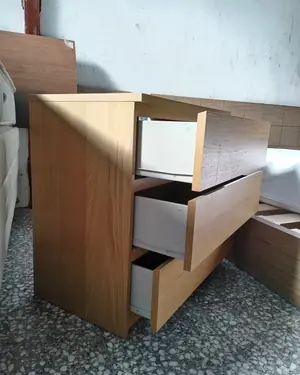 Cómoda de madera clara con tres cajones - miniatura 4