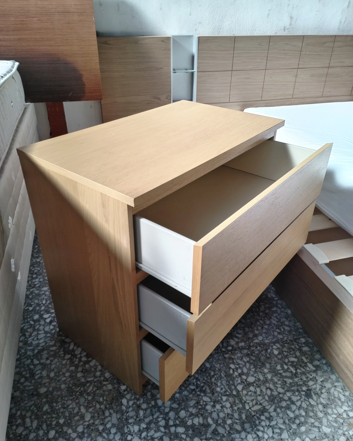 Cómoda de madera clara con tres cajones - imagen 5