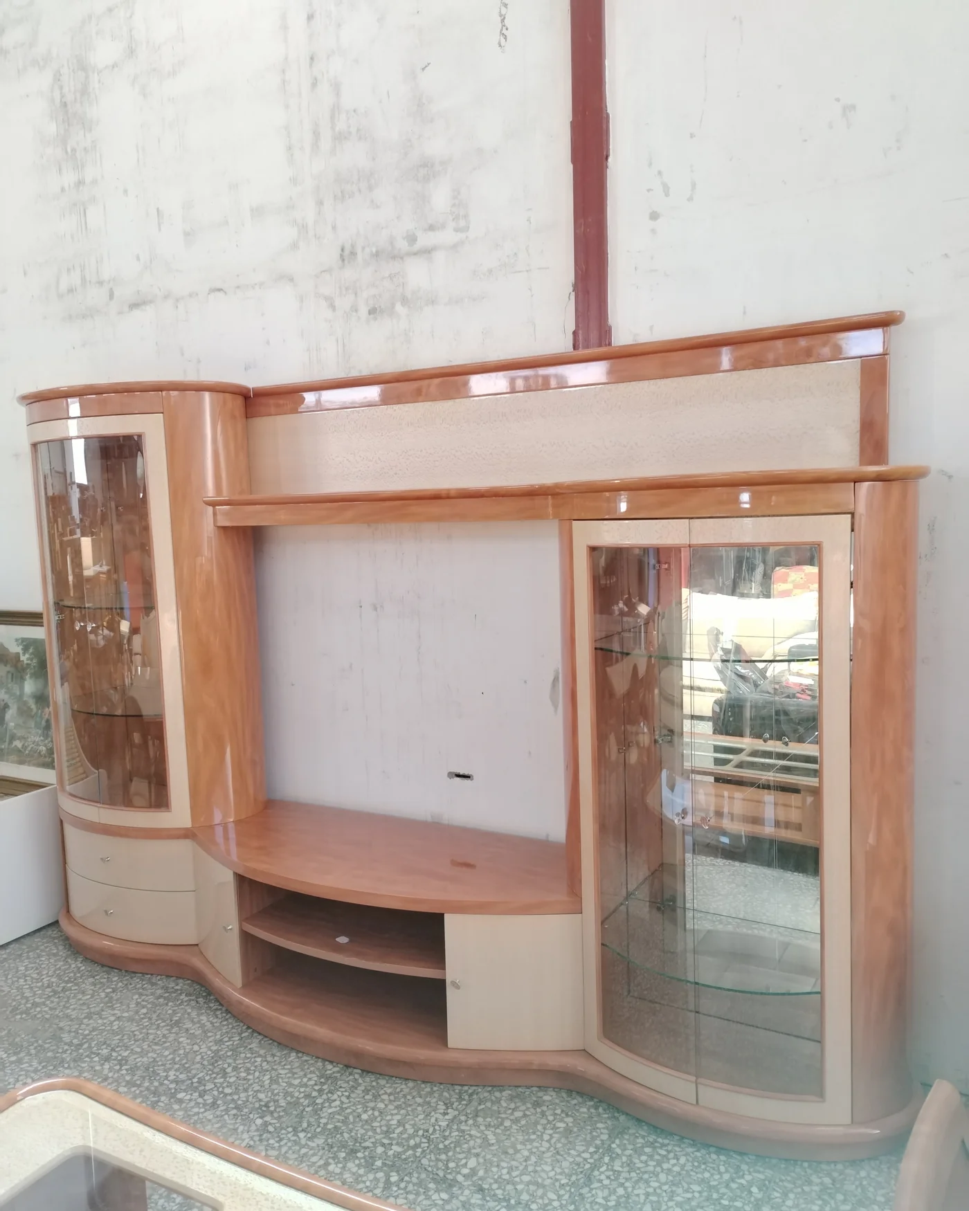 Mueble de salón moderno de diseño curvo con vitrinas - imagen 2