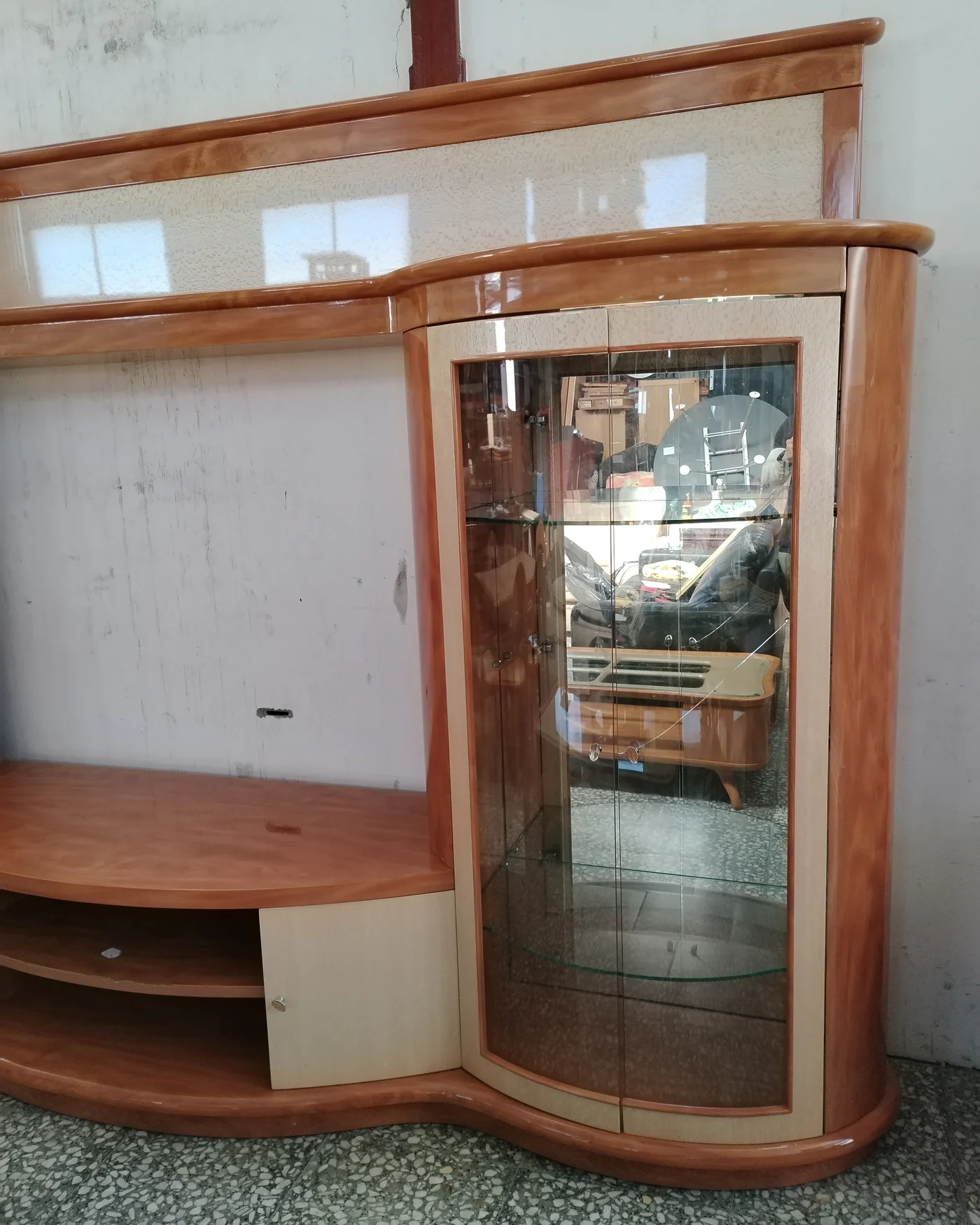 Mueble de salón moderno de diseño curvo con vitrinas - imagen 3