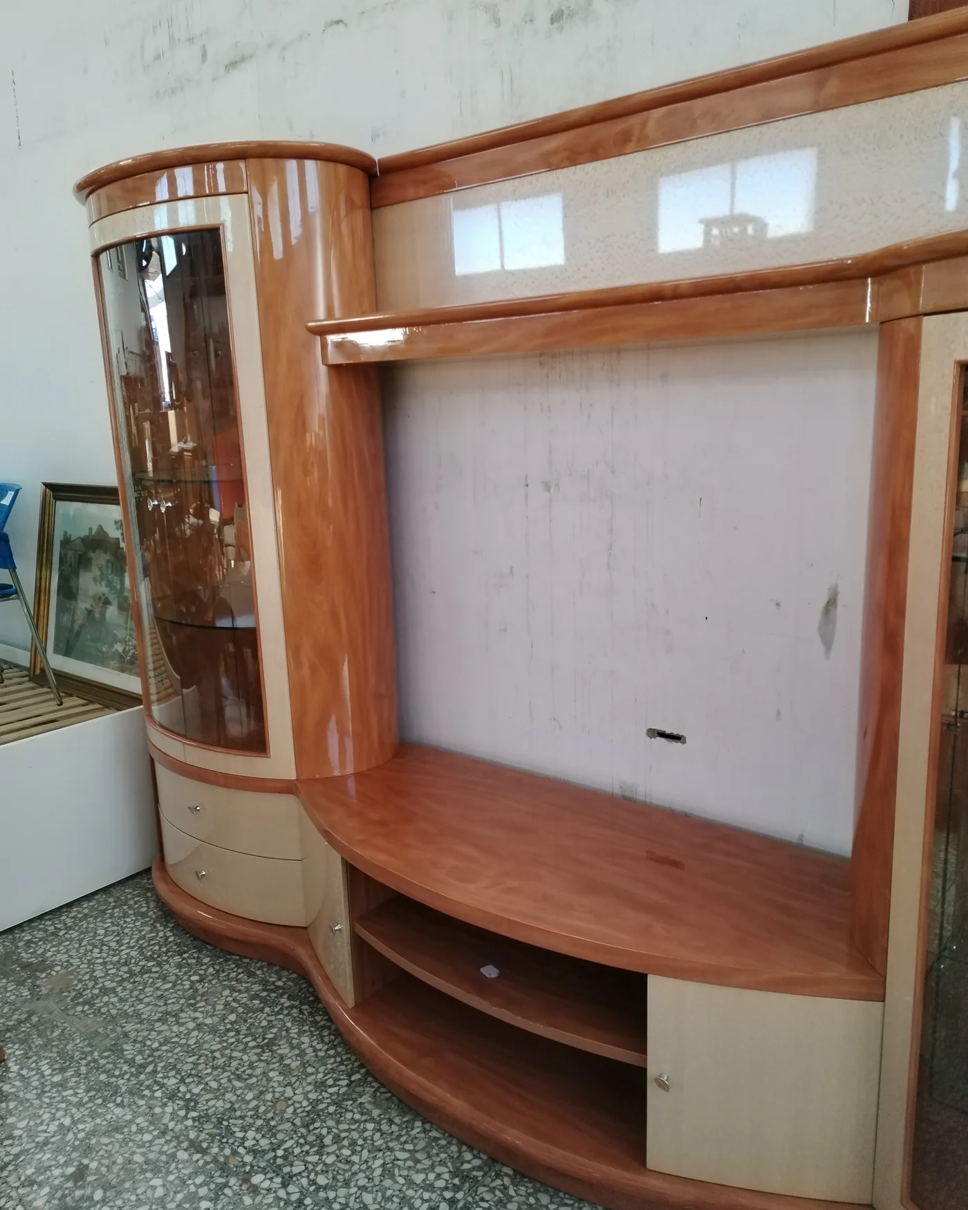 Mueble de salón moderno de diseño curvo con vitrinas - imagen 4