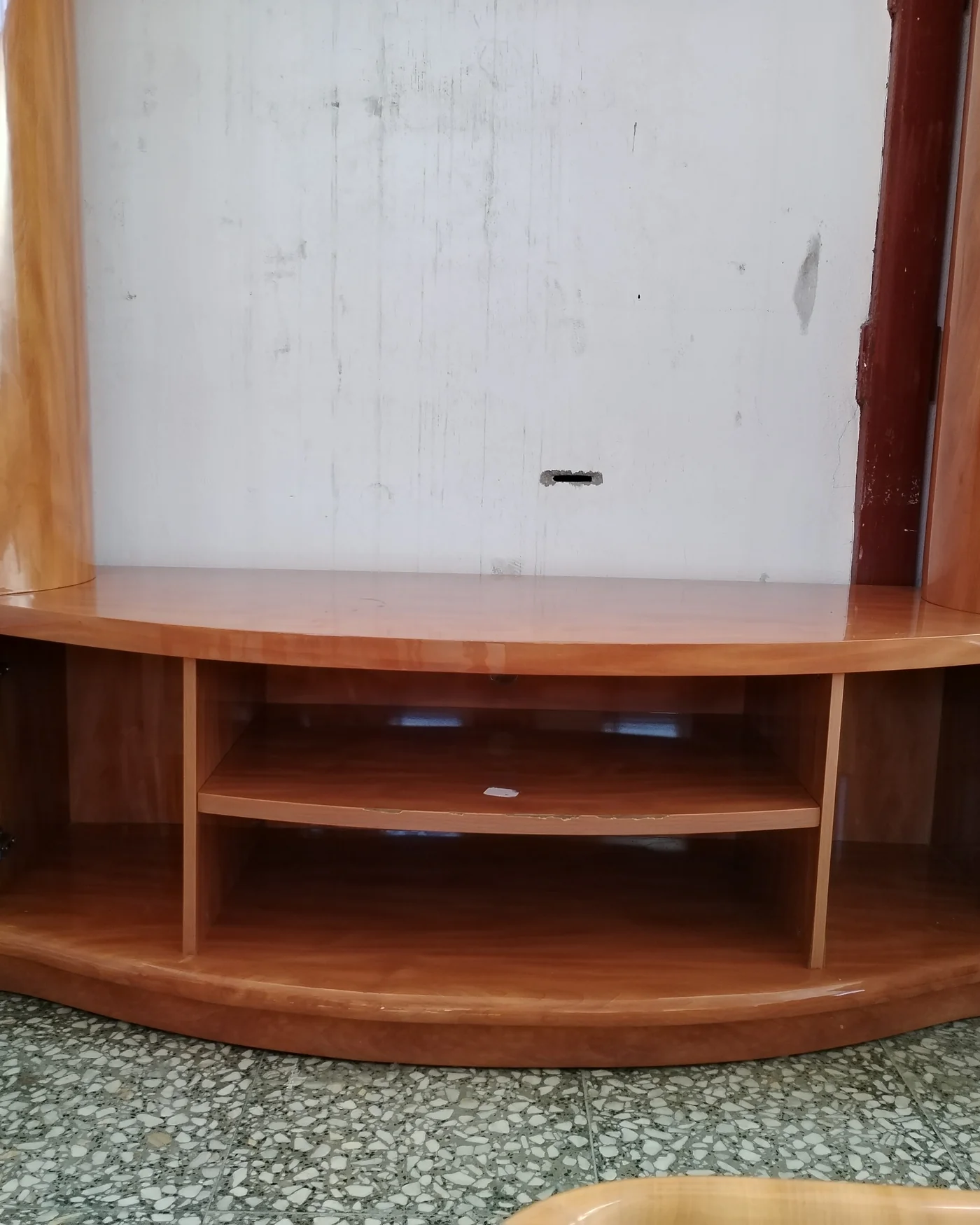 Mueble de salón moderno de diseño curvo con vitrinas - imagen 6