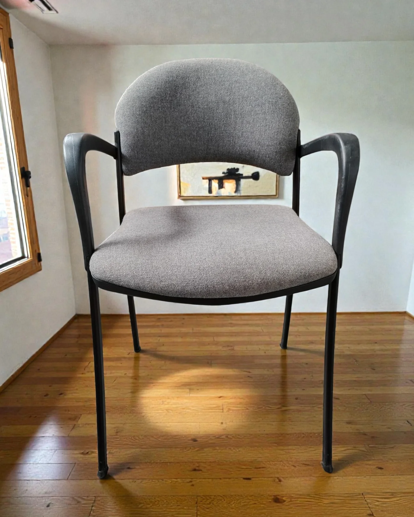 Silla de oficina con brazos tapizada en gris - imagen 1