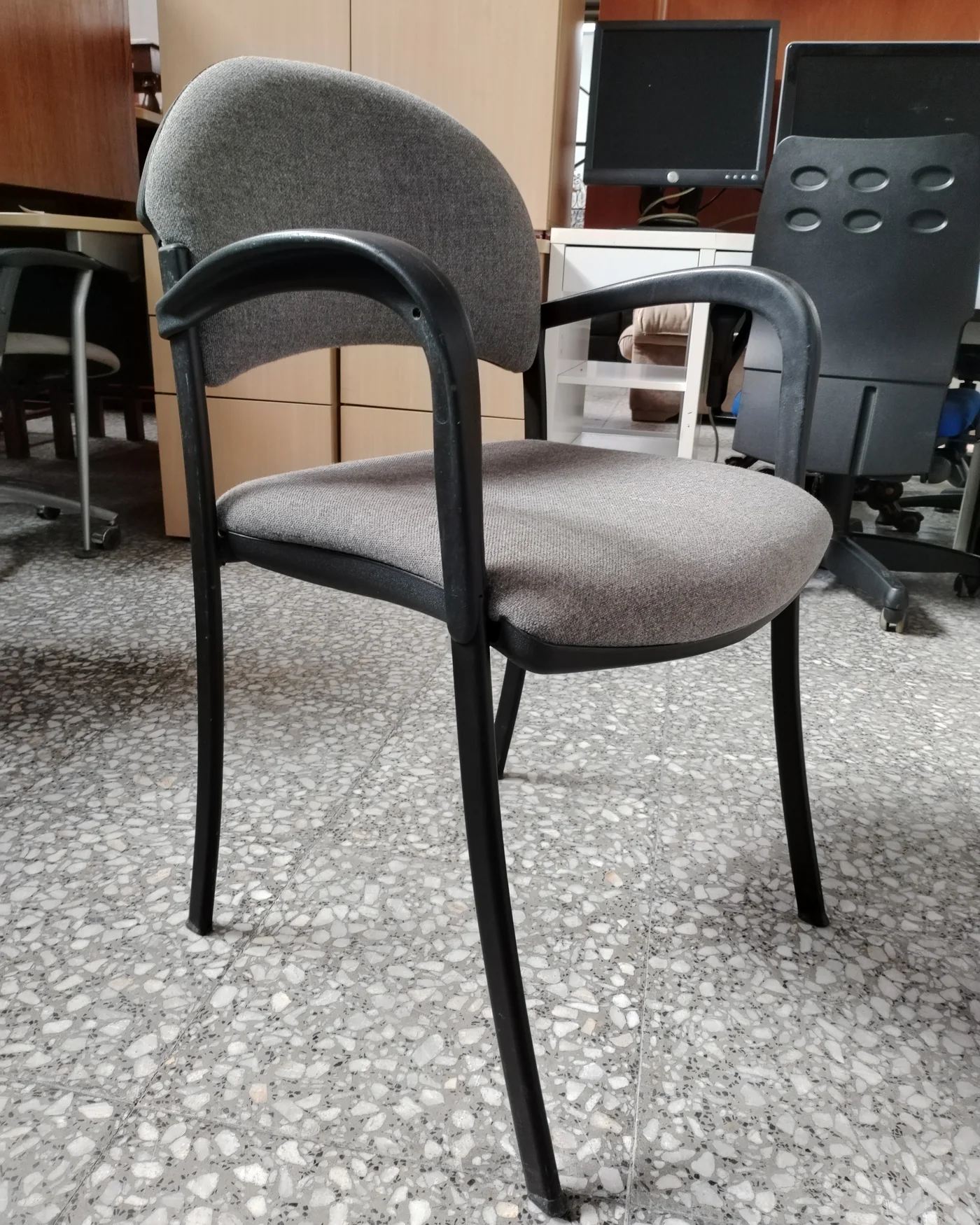Silla de oficina con brazos tapizada en gris - imagen 2
