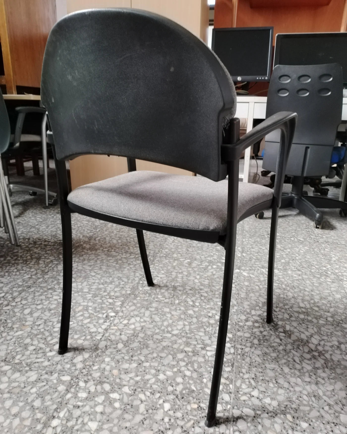 Silla de oficina con brazos tapizada en gris - imagen 3