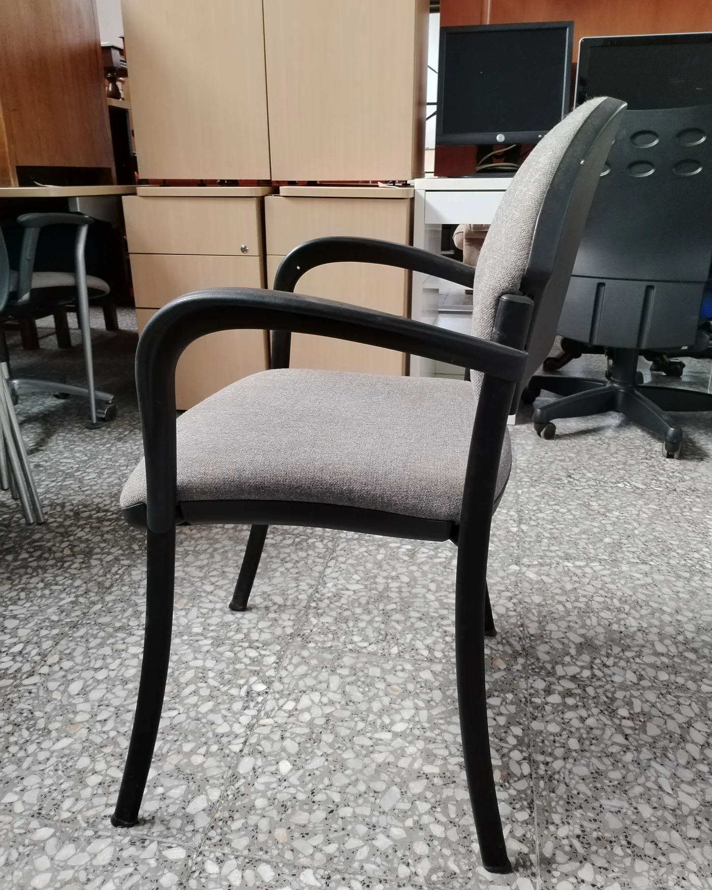 Silla de oficina con brazos tapizada en gris - imagen 4
