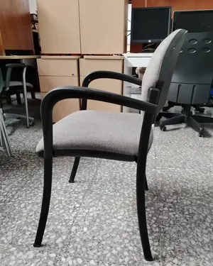 Silla de oficina con brazos tapizada en gris - miniatura 4